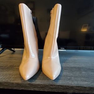 Steve Madden patent leather tan Ankle boots size 7.5. Fits like a size 7.